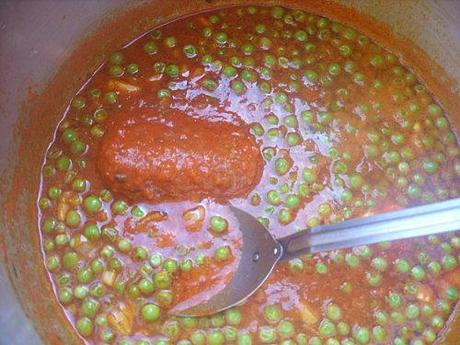 Spaghetti aux petits pois et à la sauce tomate