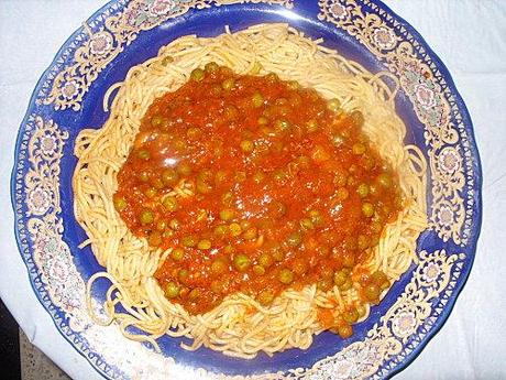 Spaghetti aux petits pois et à la sauce tomate