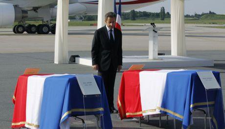  Le président de la République s'est recueilli devant chacun des cercueils.