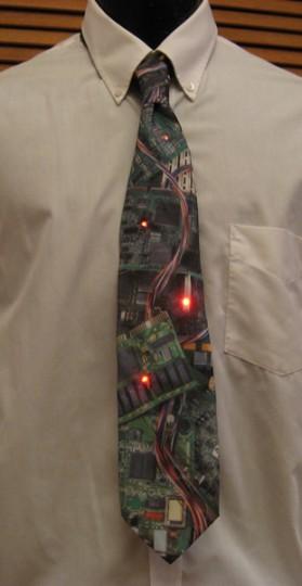 elecdarkx600 279x540 Des LEDs dans une cravate