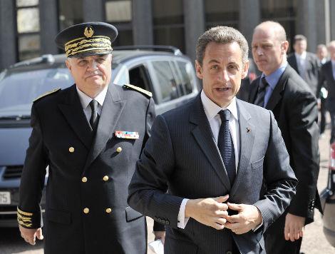 Christian Lambert et Nicolas Sarkozy à la préfecture de Bobigny en Seine-Saint-Denis, le 20 avril 2010 (Eric Feferberg/Reuters).