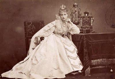 sarah-Bernhardt-en-costume-de-dona-maria-de-Neubourg-dans-r.jpg