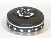 Gâteau recouvert de fondant à rouler noir