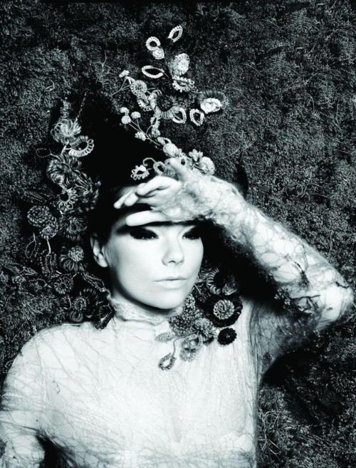 Björk: Biophilia World Premiere - Info
Le site officiel de Björk vient d’être mis à l’heure du nouveau projet de la chanteuse islandaise Biophilia. Biophilia, c’est titre du prochaine album de Björk, mais aussi d’un show live qui fera le tour du monde. Le six premières dates auront lieu à Manchester à partir du 30 juin. Infos et réservations.

Björk website has been updated to the Icelandic muse’s new project Biophilia. With this new LP, she is back on stage. And the world premiere of the show will be in Manchester on June, 30. More infos here.
