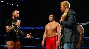 Mark Henry, Randy Orton et The Great Khali lorgne sur le titre de Christian