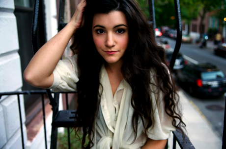 Regardez la nouvelle vidéo d’Alex Winston, « Sister Wife » Regardez la nouvelle vidéo d’Alex Winston, « Sister Wife »