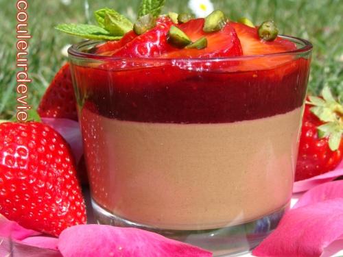 Verrine de truffon, gélifié de fruits rouges et carpaccio de fraises à la rose