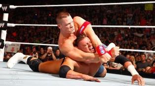 Alex Riley le laquais du Miz se fait punir par John Cena
