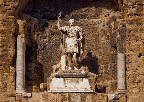 Du bruit, des costumes et des parades. Theatre