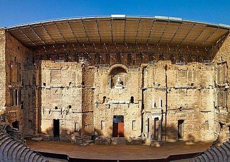 Du bruit, des costumes et des parades. Theatre Antique