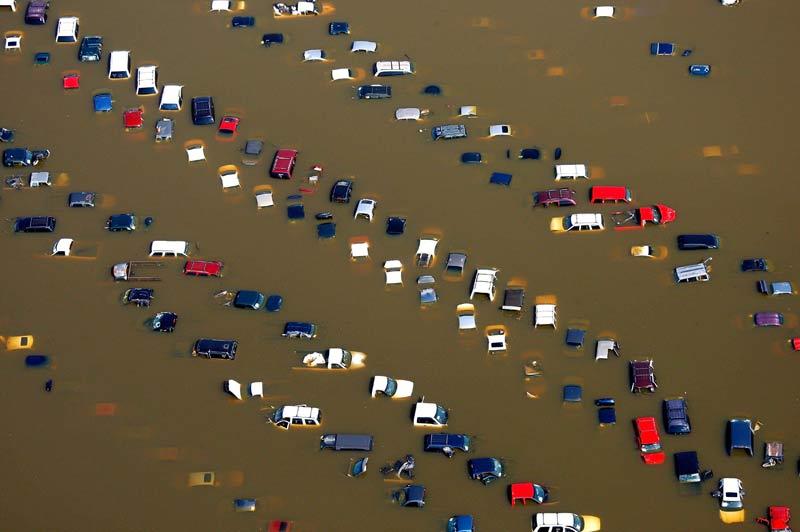 <b></div>Inondations</b>. Le fleuve Mississippi, qui irrigue le centre des États-Unis du nord au sud, a gonflé ces derniers jours pour atteindre la largeur record de 4,8 km, depuis lundi 10 mai, provoquant des inondations dans les villes situées sur ses rives, dont Memphis dans l'État du Tennessee . Certains quartiers de cette ville sont entièrement sous les eaux, comme ici, sur ce parking automobile.