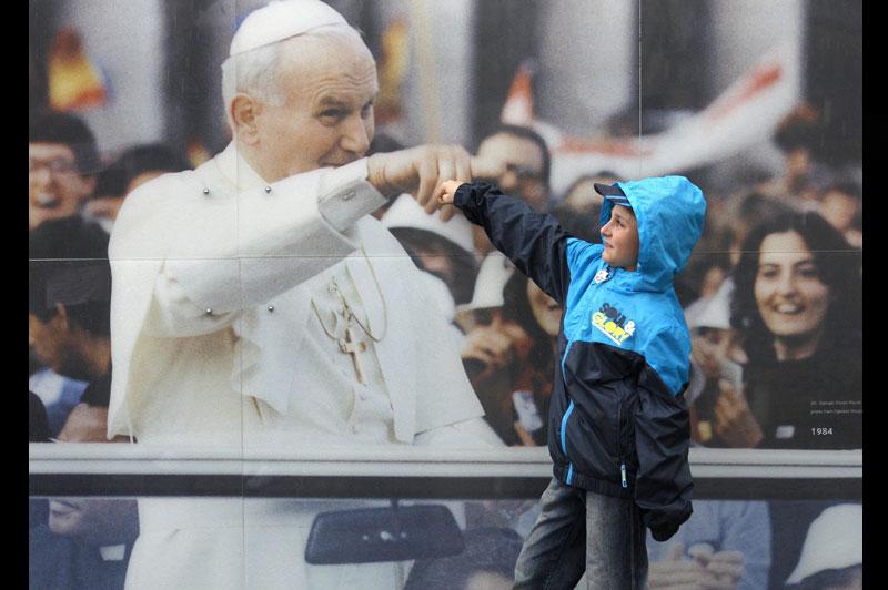 <b></div>Immortel en nos cœurs</b>. Ce petit garçon polonais ne s’y trompe pas en jouant avec l’image de Jean-Paul II comme s’il était encore parmi nous. Décédé en avril 2005 et béatifié dimanche dernier par son successeur Benoît XVI, Karol Wojtyla bénéficie en effet d’une popularité que rien ne semble pouvoir démentir. Aucun pape avant lui n’avait été aussi proche de ses ouailles. En vingt-six ans de pontificat, cet infatigable évangélisateur était parvenu à visiter 127 pays, permettant ainsi à des millions de fidèles de l’approcher personnellement. Et c’était vrai en Pologne plus qu’ailleurs, puisqu’il s’était rendu neuf fois dans son pays natal, tout en contribuant puissamment à le délivrer du communisme. 
