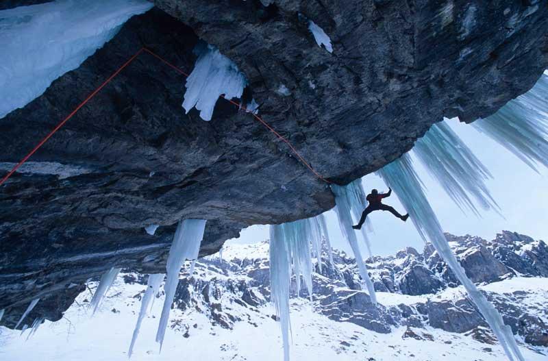 <b></div>Serial grimpeur</b>. On dit de lui qu’il est un «grimpeur de l’extrême», toujours en quête de défis à relever. Cette fois, l’alpiniste allemand Robert Jasper s’est confronté à un surplomb glacé d’Oeschinen, près de Berne (Suisse). L’un des plus techniques à franchir. L’un des plus dangereux aussi. À 43 ans, l’alpiniste allemand Robert Jasper a déjà failli perdre la vie à plusieurs reprises. À ses côtés pour réaliser cette incroyable image, un autre grand de l’escalade: Robert Bosch. Depuis des années, ce photographe parcourt le monde en quête des plus hauts sommets à gravir et des voies d’accès les plus difficiles. Dans les Alpes, comme dans l’Himalaya ou l’Antarctique, il a accompagné les plus grands. 