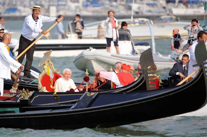 <b></div>Une gondole en guise de papamobile</b>. Un trajet en gondole est une obligation à laquelle s'étaient volontiers soumis Paul VI et Jean Paul II, en 1972 et en 1985. Benoît XVI n'y a pas échappé, dimanche 8 mai, pour traverser le Grand Canal, à Venise. C’est une gondole ancienne et historique appartenant à la ville, la «Batolina», qui a été retenue pour transporter le souverain pontife sur les canaux. 