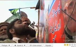 Vidéo : Des musulmans pakistanais crachent sur une photo du pape en invoquant Allah