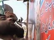 Vidéo musulmans pakistanais crachent photo pape invoquant Allah