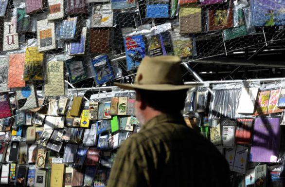 Levantan Torre de Babel con 30 mil libros en Buenos Aires