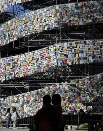 Levantan Torre de Babel con 30 mil libros en Buenos Aires