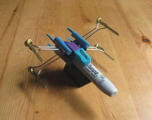 X Wing Fighter from Office Supplies Fabriquer un X Wing au bureau