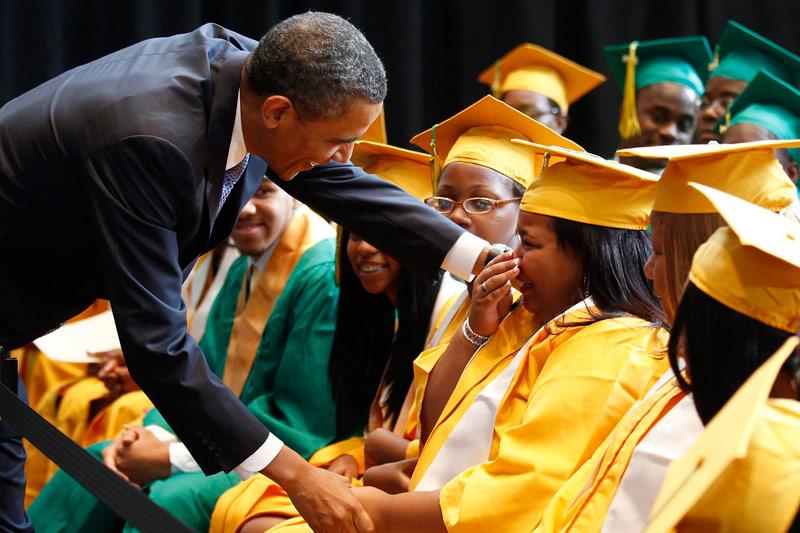 <b></div>Émotion.</b> Lundi 16 mai, c'est Barack Obama en personne qui a félicité des étudiants du Booker T. Washington High School à Memphis, récemment diplômés et manifestement très émus. 