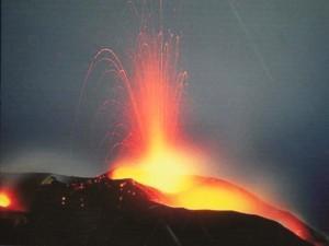 Toutes les 10-15 minutes, le volcan entre en éruption et projette de la lave incandescente