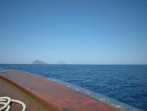 les îles de Panarea à gauche et Stromboli à droite