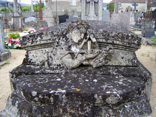Une splendide tombe de Compagnon charpentier à Restigné (37)