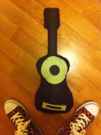 Tuto couture : petite guitare en tissu