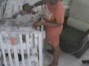 jeune mère tente d'étouffer bébé