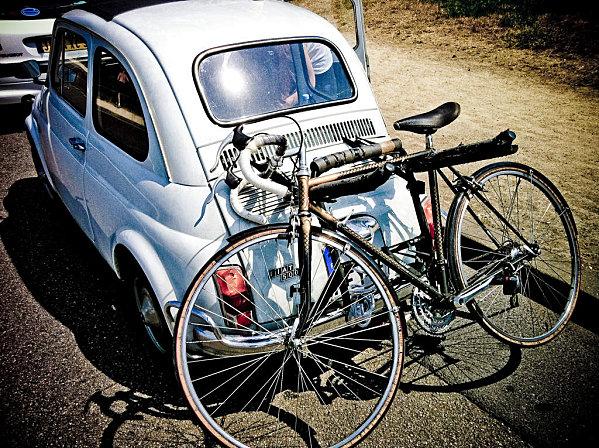 Rétro, glamour & décalé : un vélo sur le dos d'une Fiat 500 ! - Paperblog