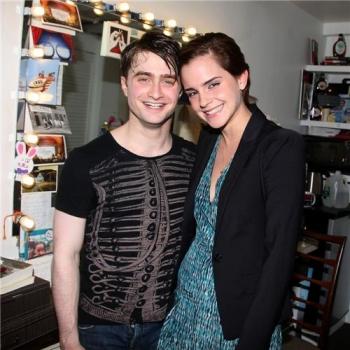 Emma Watson félicite Daniel Radcliffe pour son succès sur les planches