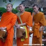 Les offrandes aux Moines – Laos