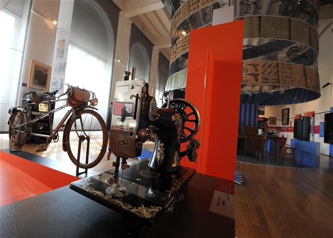 Une exposition d’une grande exhaustivité sur l’histoire de Manufrance. En médaillons : l’atelier de canonnerie en 1910 et la sortie de Manufrance  / P. Vacher et DR