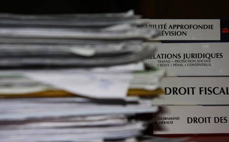 Plongé dans paperasse