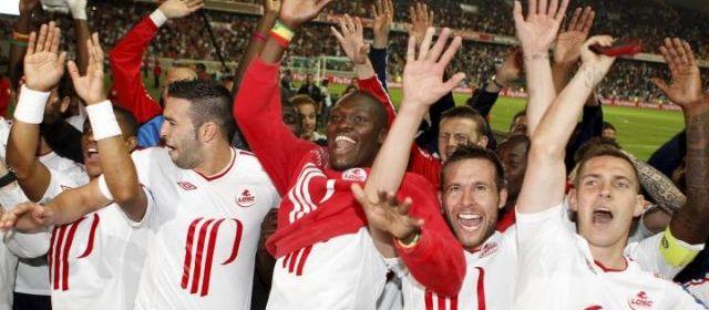 Parc des princes (Paris), hier soir. Dès le coup de sifflet final, les joueurs lillois (de gauche à droite : Emerson, Rami, Sow, Cabaye et Obraniak) se sont précipités vers leurs supporteurs pour célébrer leur titre de champion.