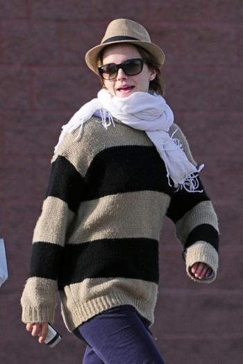 Emma Watson photographiée se randant au cinémas voir  Bridesmaids
