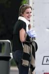 Emma Watson photographiée se randant au cinémas voir  Bridesmaids