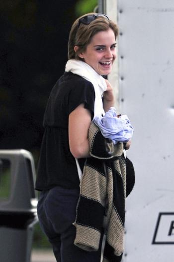 Emma Watson photographiée se randant au cinémas voir  Bridesmaids