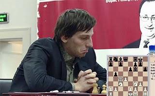 Echecs à Kazan : le Russe Alexander Grischuk surpris par la nouveauté 9...b5 dans la partie 3 