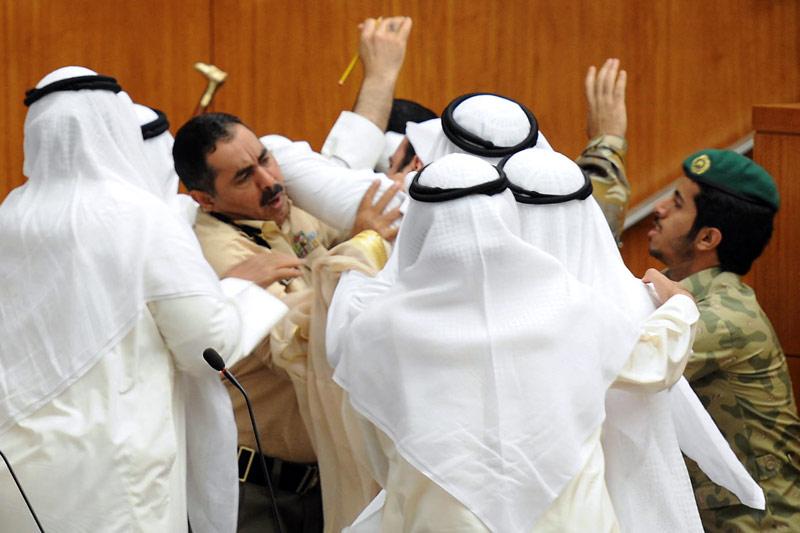 <b></div>Bagarre.</b> Une échauffourée a éclaté mercredi au Parlement du Koweït entre députés sunnites et chiites lors de discussions sur la situation de Koweïtiens détenus à Guantanamo. Le président du Parlement, Jassem al-Khorafi, a qualifié de «honteux» cet incident sans précédent. Il a ajourné la séance de la Chambre jusqu'au 31 mai et ordonné une enquête parlementaire. 