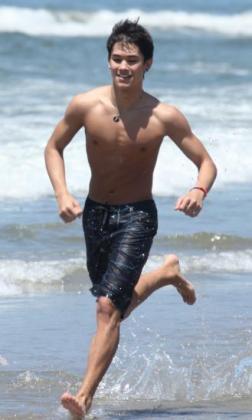 Boo Boo Stewart s'éclate à la plage