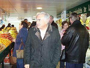 Dominique Strauss-Kahn sur un marché à Lagny s...