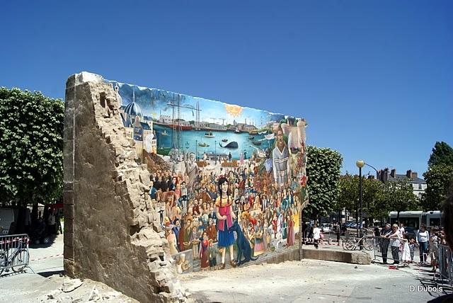 La Petite géante .


Depuis le 24 mai un mur tombé du cie...