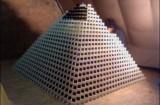 pyr 160x105 FAIL : La plus grand pyramide de dominos
