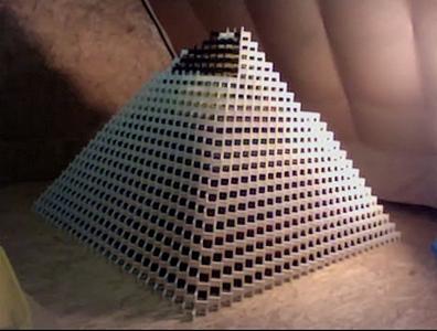 Pyramide de dominos inachevée