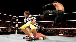 Bret Hart a arbitré le combat opposant John Cena et rey Mysterio à CM Punk et R-Truth
