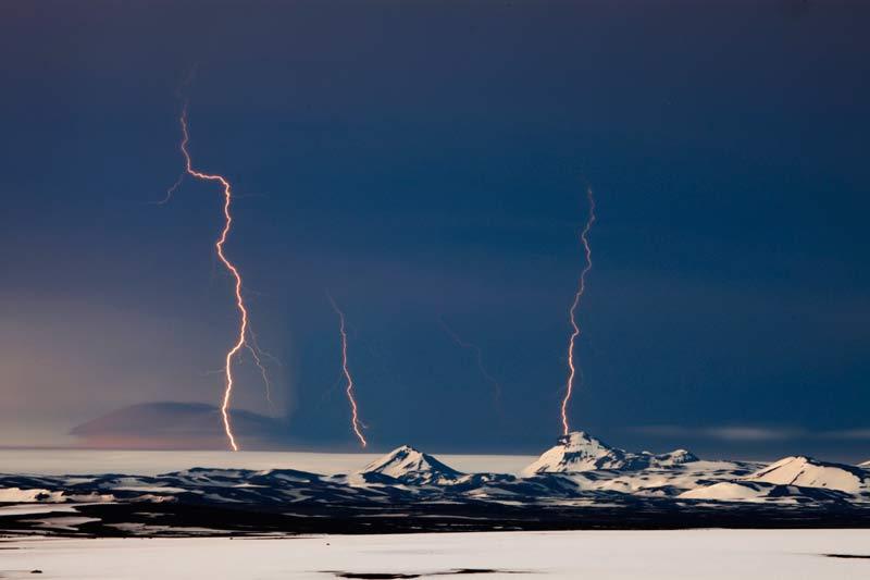 <b></div>Fils du ciel</b>. Dans l’épais panache de cendres craché par le volcan islandais Grimsvötn, ces éclairs scintillent d’une lumière surnaturelle. On se croirait soudain plongé au plus profond de l’Edda, dans le paysage du Ragnarök, ce jour du Jugement dernier de la mythologie nordique qui annonce notamment trois hivers sans soleil. Situé sous le glacier Vatnajökull, dans le sud-est de l’Islande, le Grimsvötn est le volcan le plus actif de l’île. Plus violente que celle de l’Eyjafjöll, qui avait entraîné en 2010 l’annulation de 100.000 vols dans le monde entier, son éruption a perdu en intensité mercredi, après avoir perturbé le trafic aérien en Islande, en Grande-Bretagne, en Scandinavie et en Allemagne. 