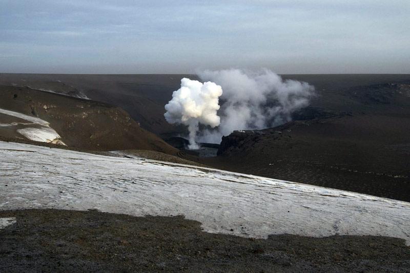 <b></div>Et puis plus rien.</b> La colère du volcan Grimsvötn n’a duré que quelques jours, mais ce peu de temps aura suffit à perturber considérablement l’espace aérien. Le trafic se normalise, notamment en Allemagne du nord, seule région européenne directement touchée par le nuage de cendres et de poussières engendré par l’éruption qui est, selon les géologues officiels, presque terminée. Le volcan ne projetterait donc plus que de la vapeur, mais c’est maintenant l’heure du grand nettoyage pour une Islande recouverte d’une fine couche grise.