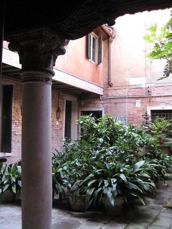 Et voilà où habite mon petit couple d'amoureux!!! Palazzo Fossati - San Marco