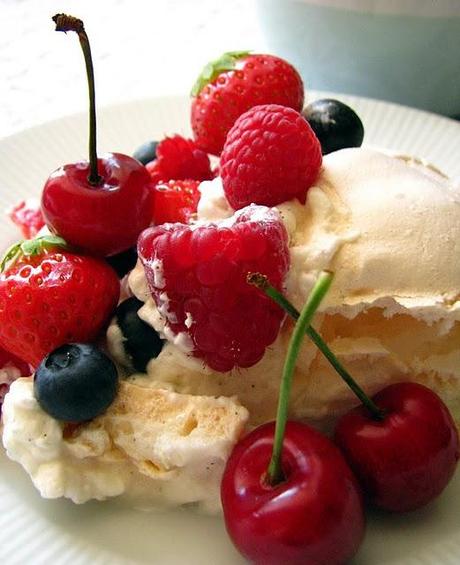 Pavlova aux fruits rouges : un dessert de printemps spécial maman Pavlova aux fruits rouges : un dessert de printemps spécial maman